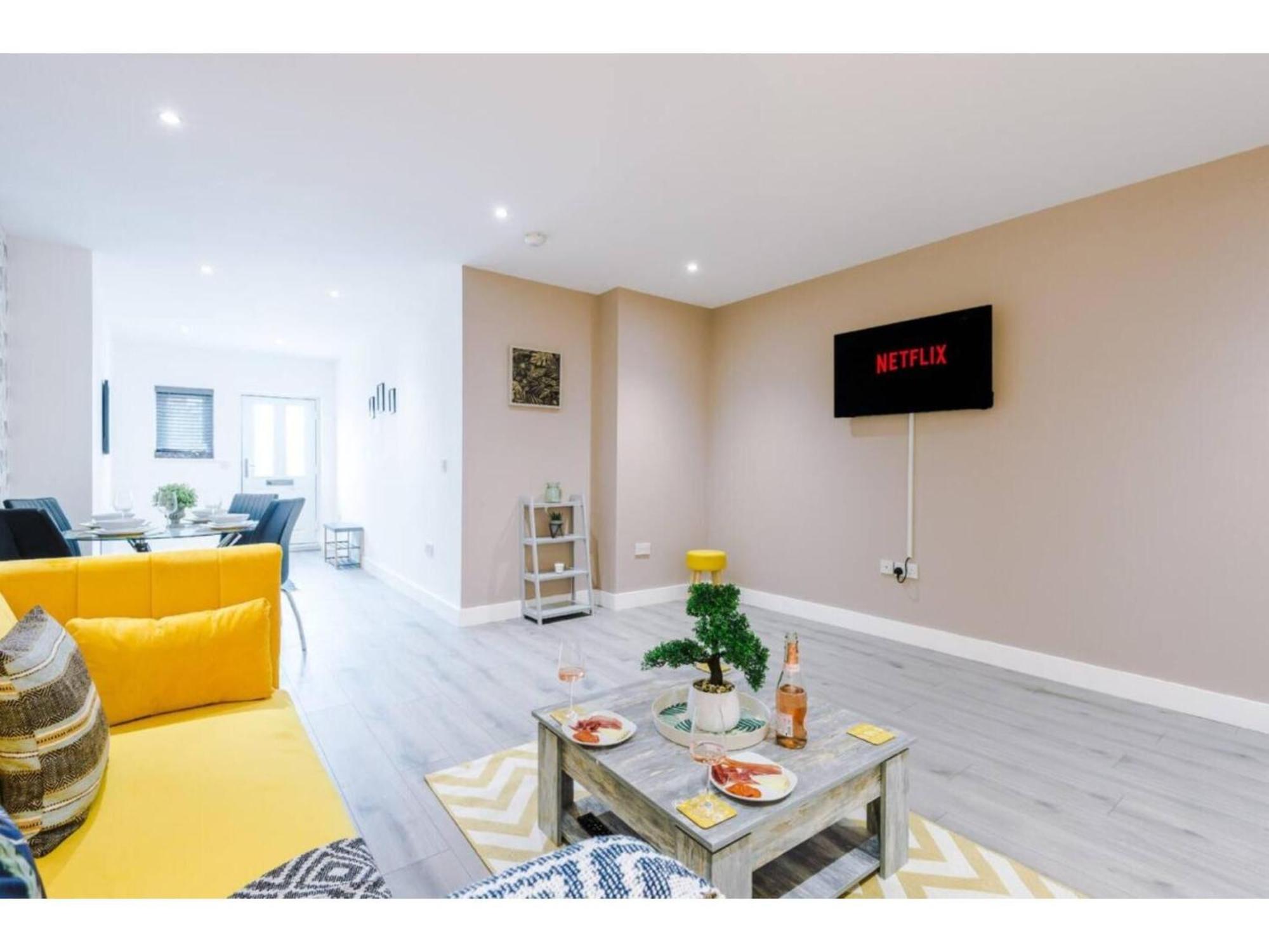 The Ecclesian Deluxe Apartments Near Trafford Centre Eccles Train Station Manchester Bagian luar foto