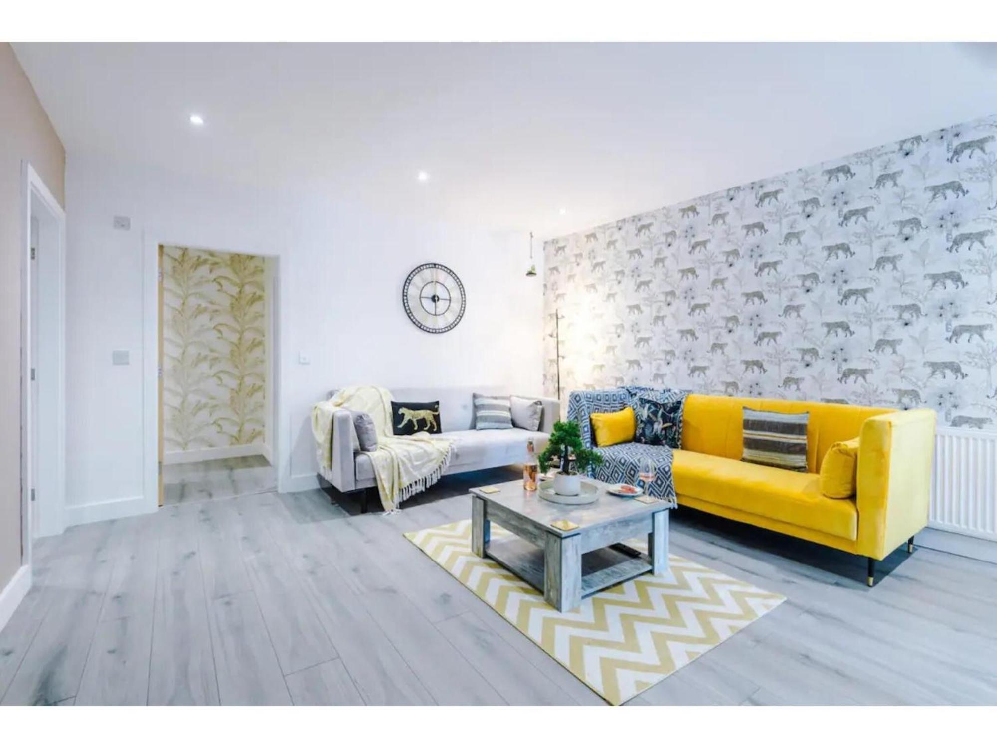 The Ecclesian Deluxe Apartments Near Trafford Centre Eccles Train Station Manchester Bagian luar foto
