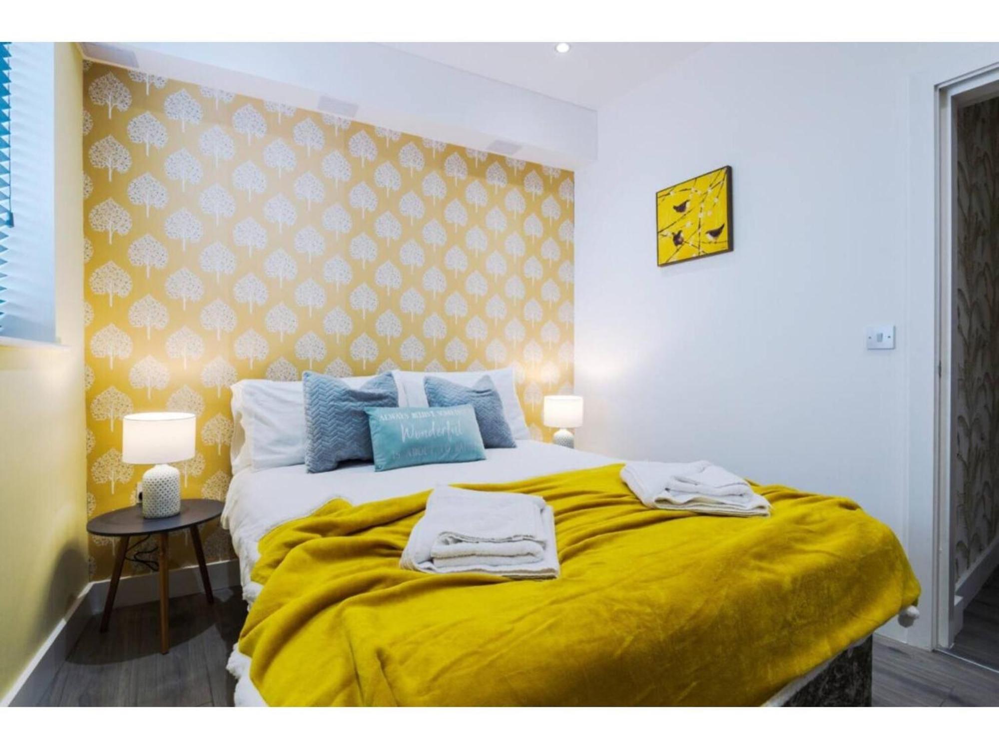 The Ecclesian Deluxe Apartments Near Trafford Centre Eccles Train Station Manchester Bagian luar foto