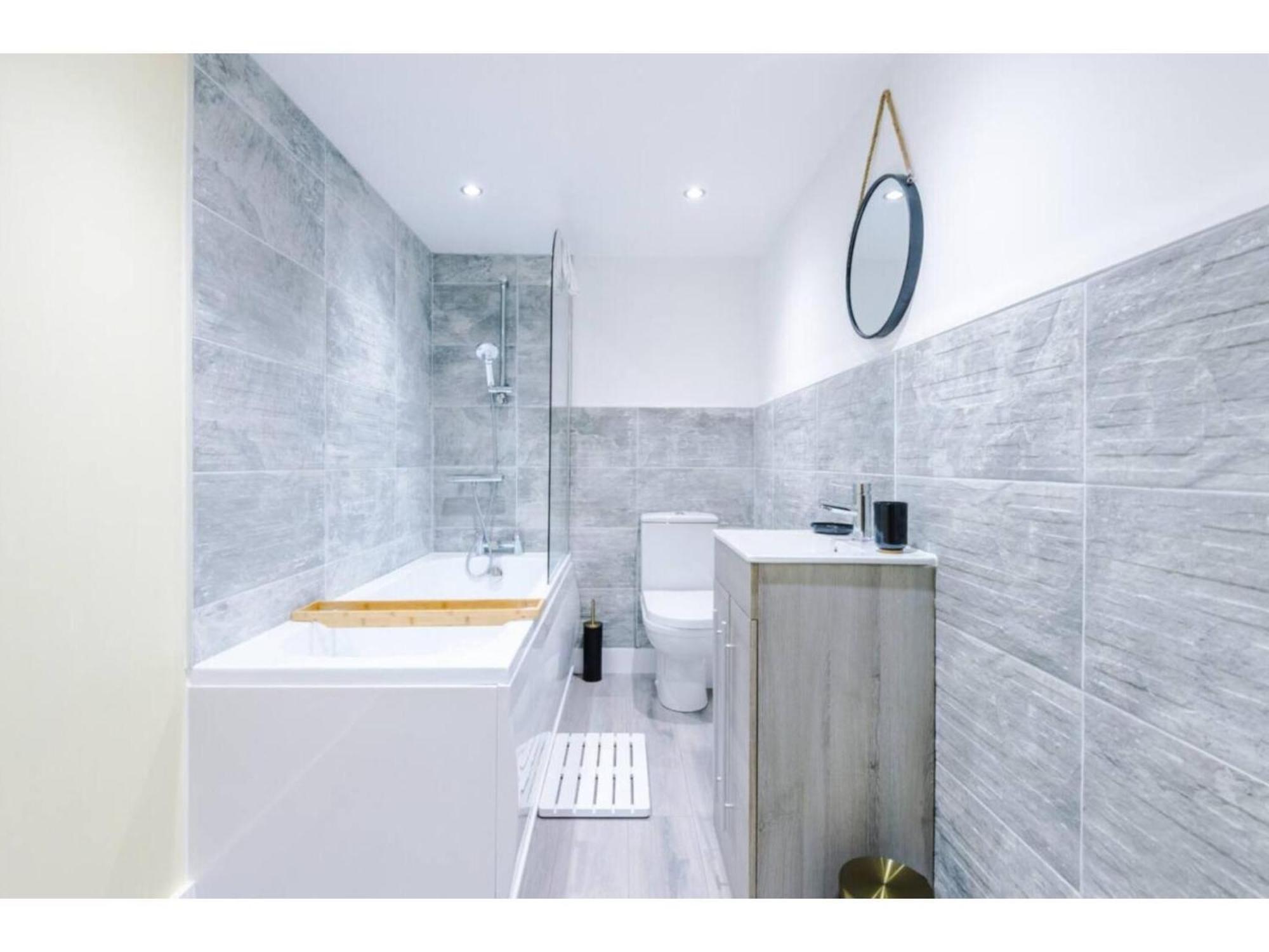 The Ecclesian Deluxe Apartments Near Trafford Centre Eccles Train Station Manchester Bagian luar foto