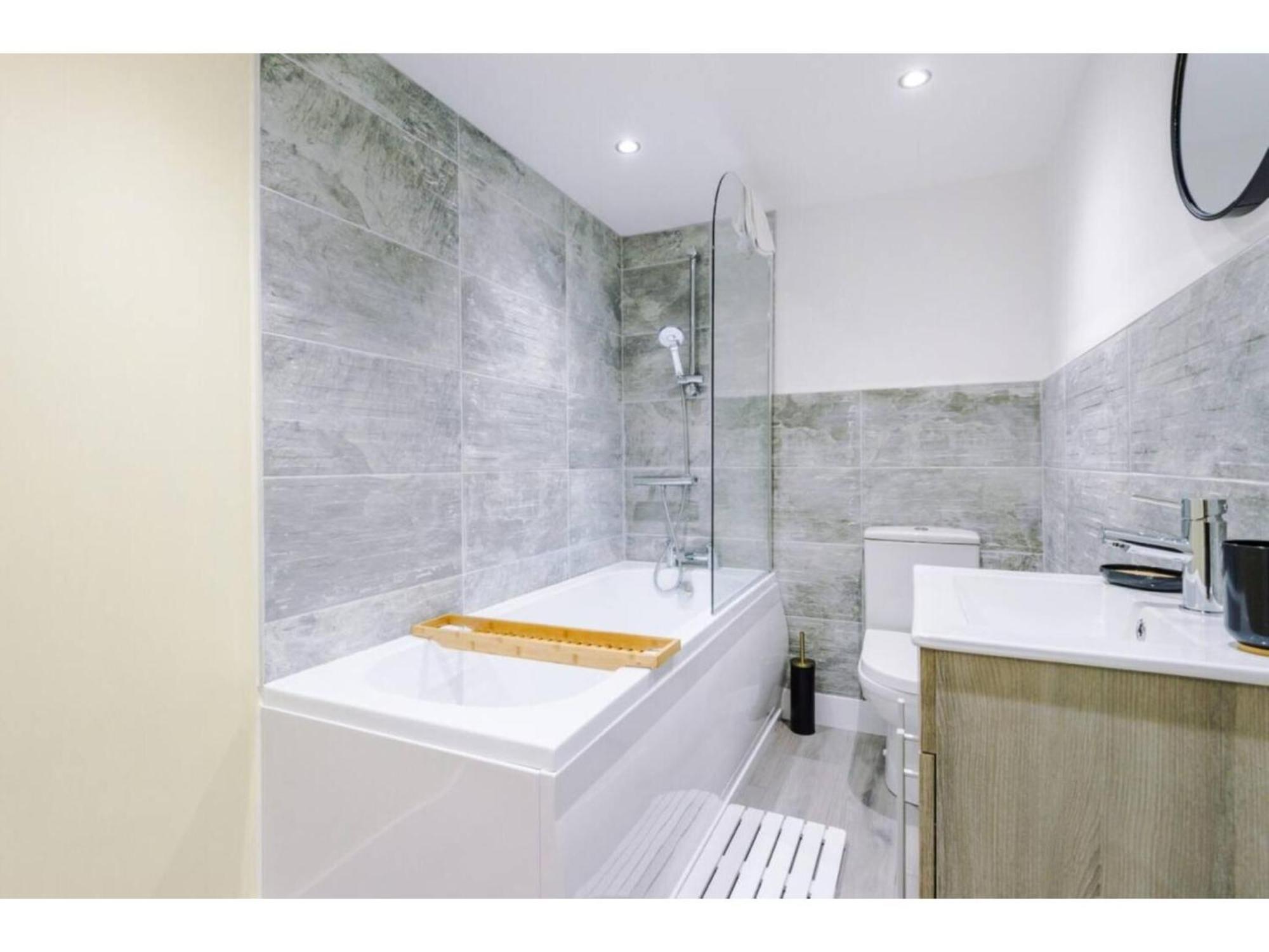 The Ecclesian Deluxe Apartments Near Trafford Centre Eccles Train Station Manchester Bagian luar foto