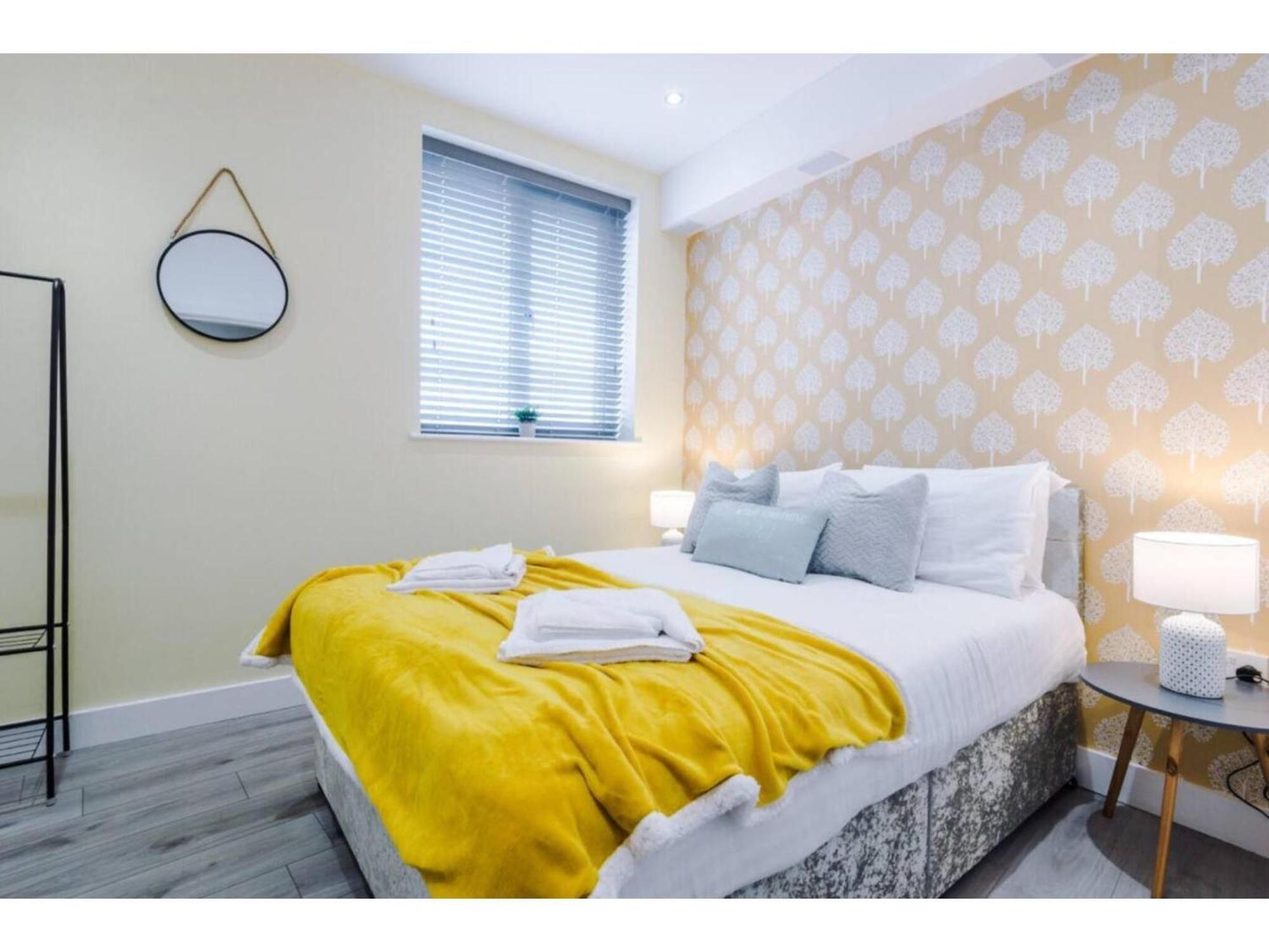 The Ecclesian Deluxe Apartments Near Trafford Centre Eccles Train Station Manchester Bagian luar foto