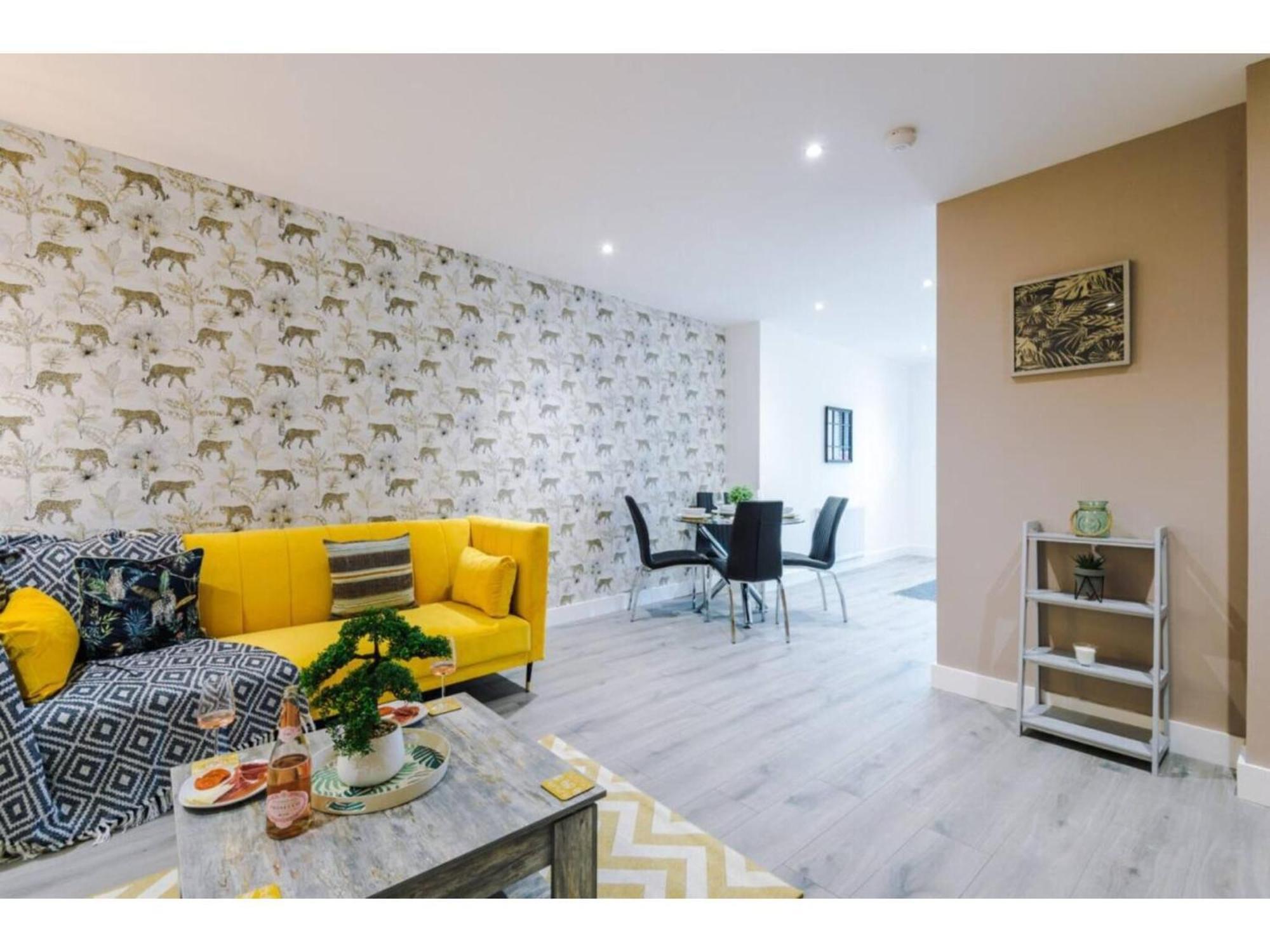 The Ecclesian Deluxe Apartments Near Trafford Centre Eccles Train Station Manchester Bagian luar foto